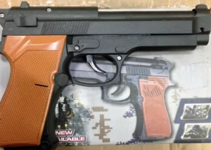 Игрушка озвученная, свет  Пистолет (затвор  щелкает)  19х13  см  в коробке