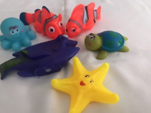 Игрушечный Набор 6 резиновых рыбок-пищалок 9-14 см в сетке
