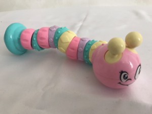 Игрушка Гусеница Погремушка пластмассовая на резинке 18х4 см